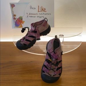 Girls sz12 waterproof hiking sandal